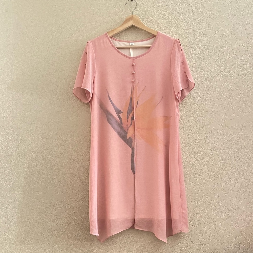 BRAND NEW - Flowy double-layered dress with button details on sleeves